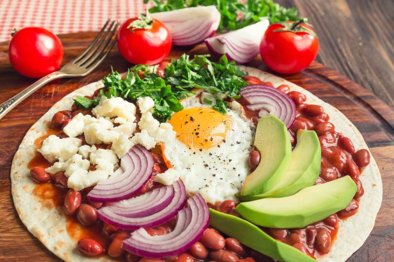 Pizza della prima colazione di Huevos Rancheros immagini stock Pizza della prima colazione di Huevos Rancheros immagini stock