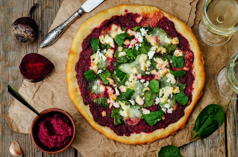 Pizza di formaggio della capra degli spinaci di hummus della barbabietola fotografie stock Pizza di formaggio della capra degli spinaci di hummus della barbabietola fotografie stock