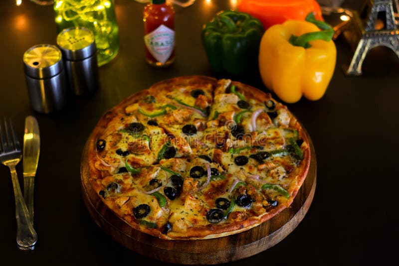 Pizza di scoppio del formaggio del pollo fotografia stock Pizza di scoppio del formaggio del pollo fotografia stock