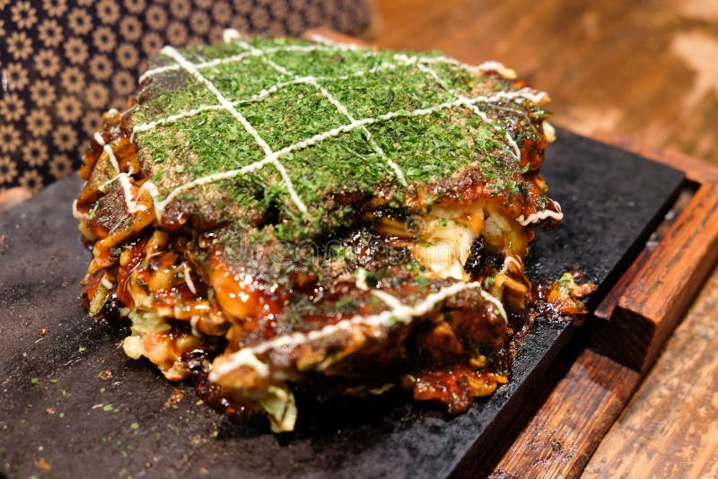 Pizza di stile giapponese, Okonomiyaki fotografia stock Pizza di stile giapponese, Okonomiyaki fotografia stock