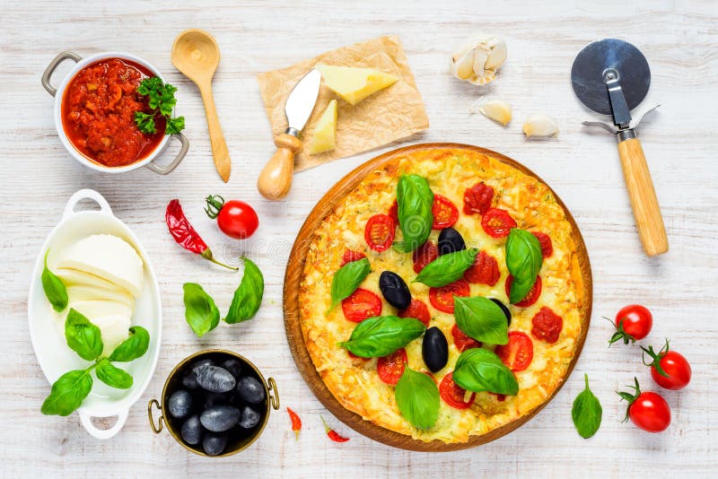 Pizza Di Verdure Con Gli Ingredienti Fotografia Stock Immagine di