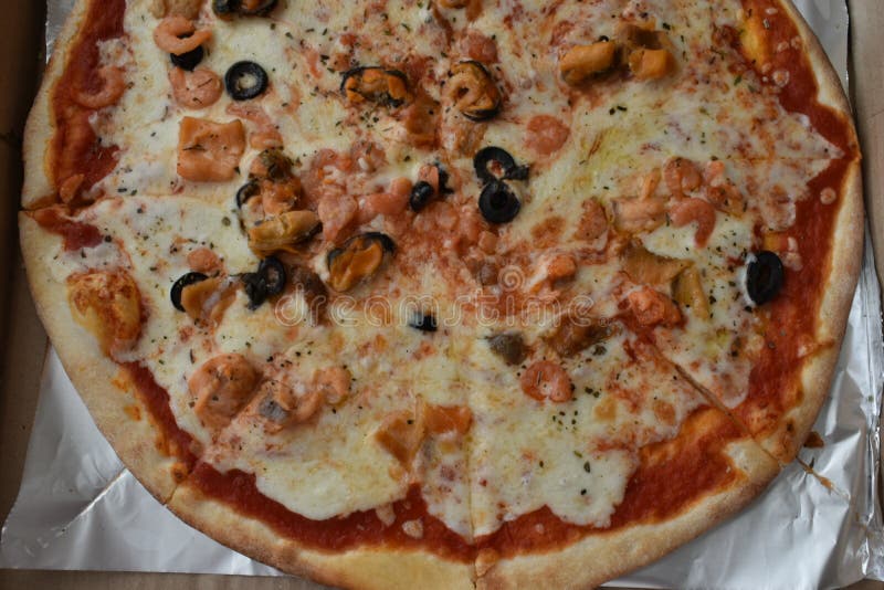 Pizza do mar em uma caixa imagem de stock Pizza do mar em uma caixa imagem de stock