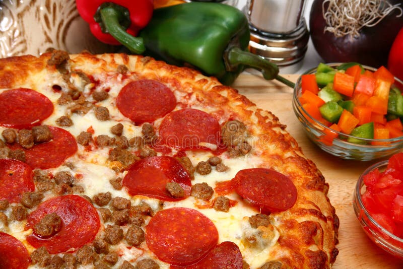 Pizza do Peperoni e de salsicha imagem de stock Pizza do Peperoni e de salsicha imagem de stock
