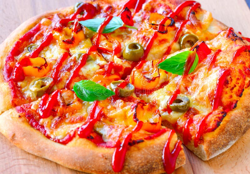 Pizza do vegetariano com molho de tomate imagens de stock royalty free Pizza do vegetariano com molho de tomate imagens de stock royalty free