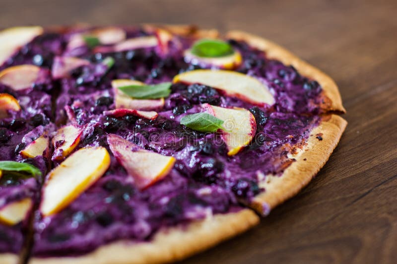 Pizza doce com queijo da ricota, mirtilo e maçã das fatias pizza da sobremesa em um de madeira fotografia de stock Pizza doce com queijo da ricota, mirtilo e maçã das fatias pizza da sobremesa em um de madeira fotografia de stock