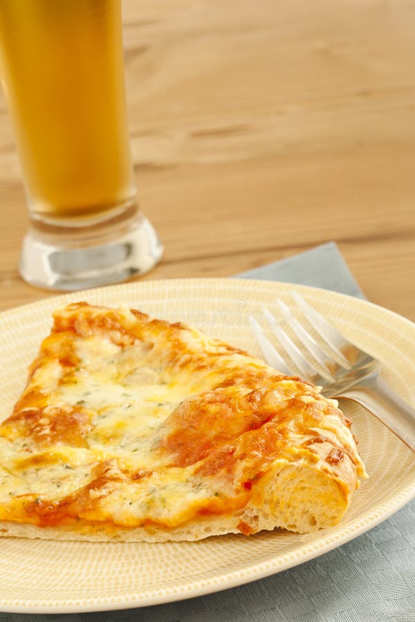 Pizza e birra immagine stock. Immagine di birra, foodstuff 6611963