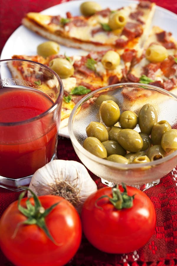 Pizza e legumes frescos fotografia de stock