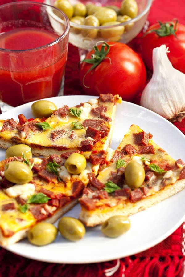 Pizza e suco de tomate fresco foto de stock