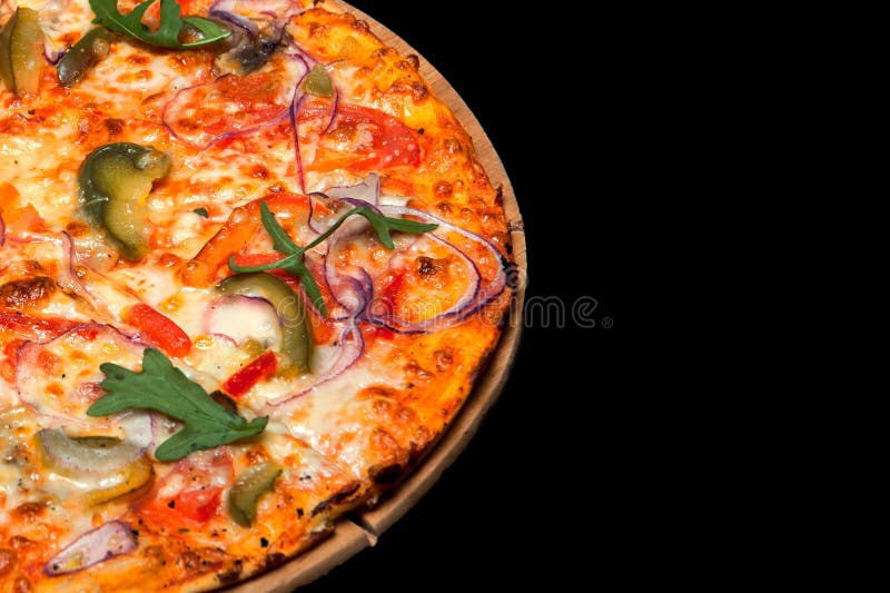 Pizza em uma placa de madeira em um fundo preto imagem de stock Pizza em uma placa de madeira em um fundo preto imagem de stock