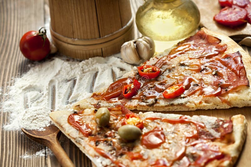 Pizza feita home deliciosa fotografia de stock