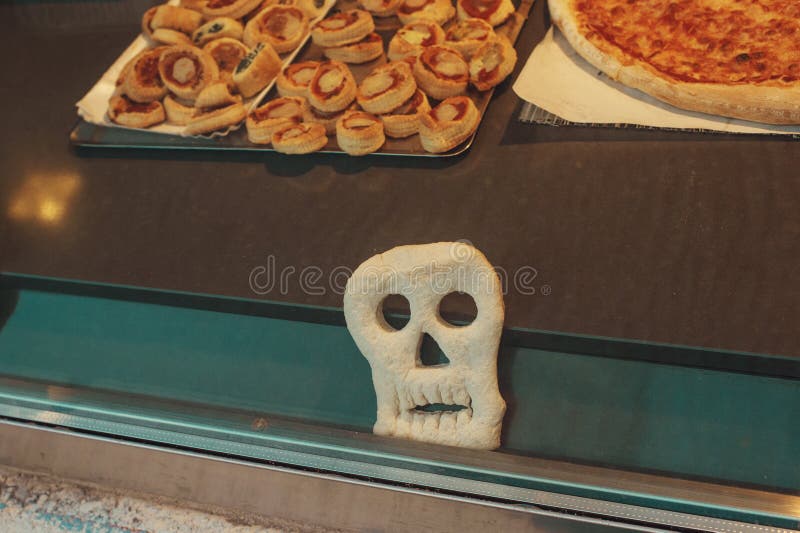Pizza in Form von dem lustigen Schädel, zum von Kindern für Halloween-Partei zu behandeln lizenzfreie stockfotos Pizza in Form von dem lustigen Schädel, zum von Kindern für Halloween-Partei zu behandeln lizenzfreie stockfotos