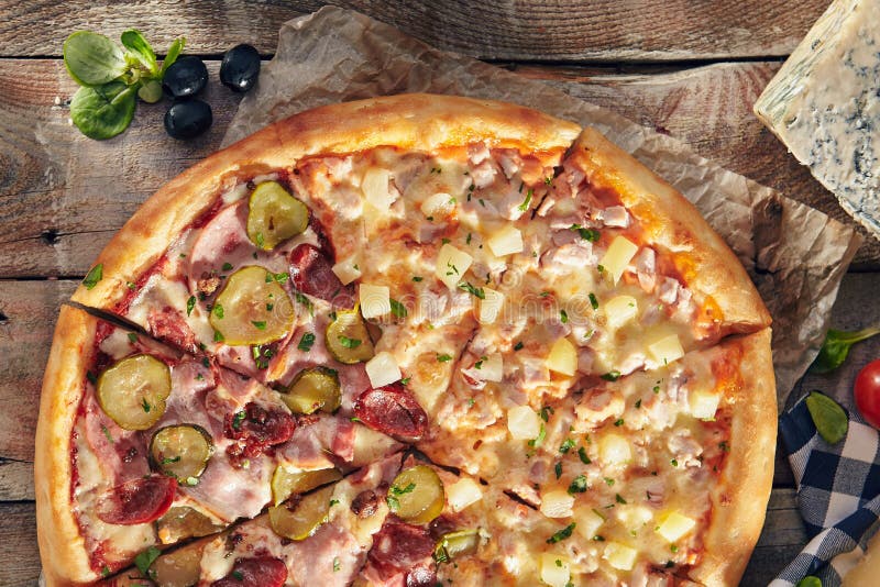 Pizza fresca deliciosa imagen de archivo. Imagen de ingredientes