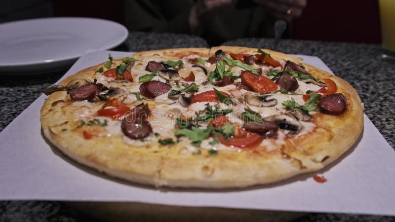 Pizza fresca sul tavolo al ristorante