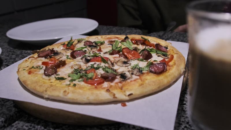 Pizza fresca sul tavolo al ristorante