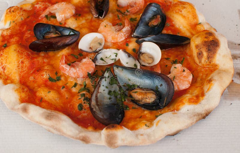 Pizza Frutti Di Mare Mit Garnelen, Offenen Muscheln Und Miesmuscheln ...