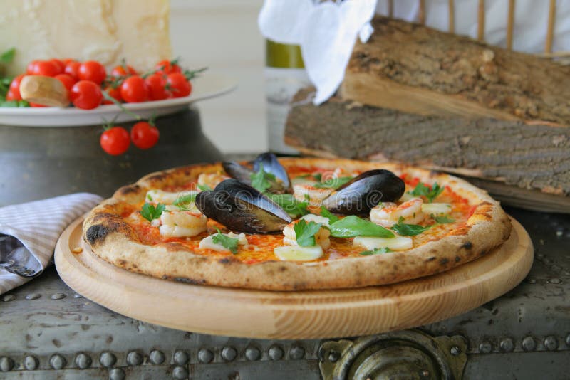 Pizza Frutti Di Mare Mit Garnelen, Offenen Muscheln Und Miesmuscheln ...