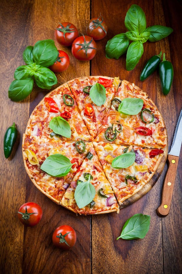 Pizza för varm chili med jalapenos fotografering för bildbyråer Pizza för varm chili med jalapenos fotografering för bildbyråer