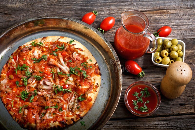 Pizza gourmet deliciosa fresca foto de stock