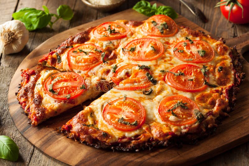 Pizza hecha en casa de la corteza de la coliflor del vegano