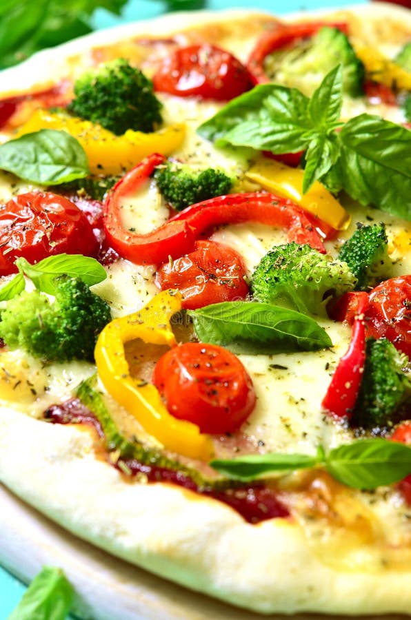Pizza hecha en casa fresca del veggie imágenes de archivo libres de regalías Pizza hecha en casa fresca del veggie imágenes de archivo libres de regalías
