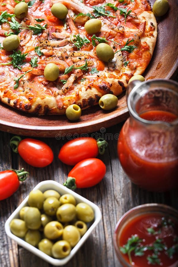 Pizza italiana deliciosa com bacon fotos de stock royalty free