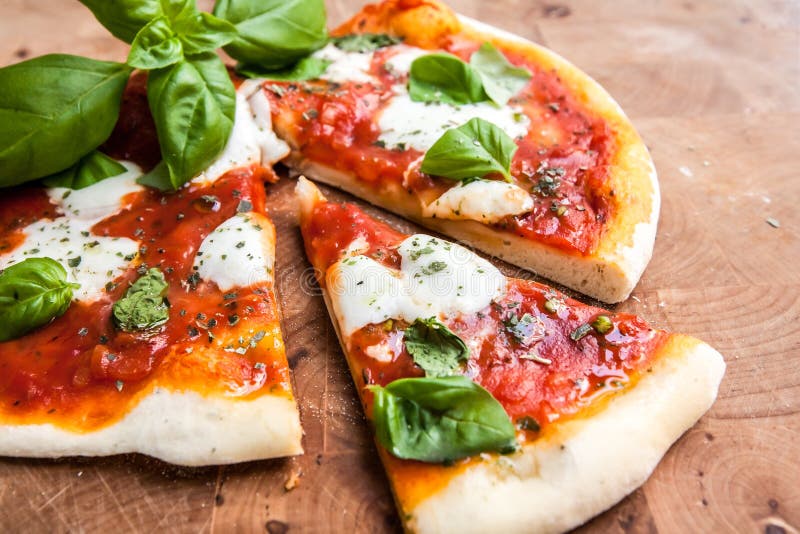 Pizza De Margarita Con Los Tomates, El Queso Y La Albahaca Foto de ...