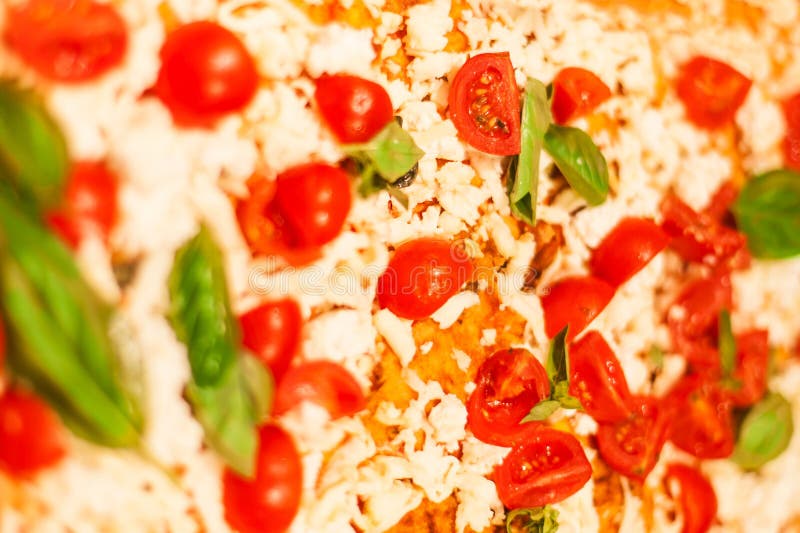 Pizza italienne traditionnelle de focacce avec des tomates, olives noires images libres de droits Pizza italienne traditionnelle de focacce avec des tomates, olives noires images libres de droits
