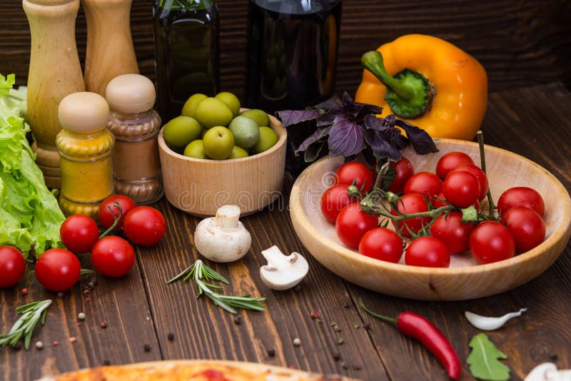 Pizza kokende ingrediënten Deeg, groenten, kaas en kruiden stock afbeeldingen Pizza kokende ingrediënten Deeg, groenten, kaas en kruiden stock afbeeldingen