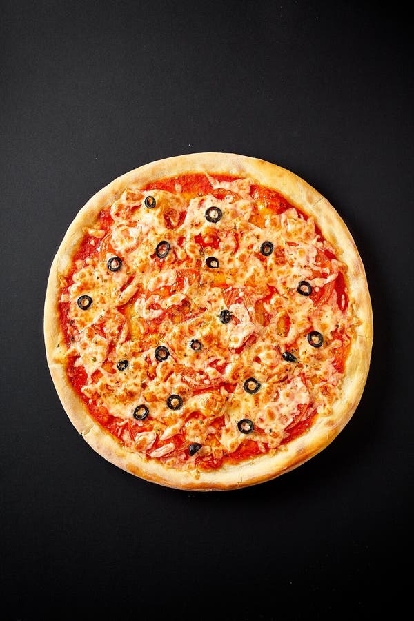 Pizza Margarita met tomaten, basilicum, champignonpaddestoelen en kaas stock foto's Pizza Margarita met tomaten, basilicum, champignonpaddestoelen en kaas stock foto's