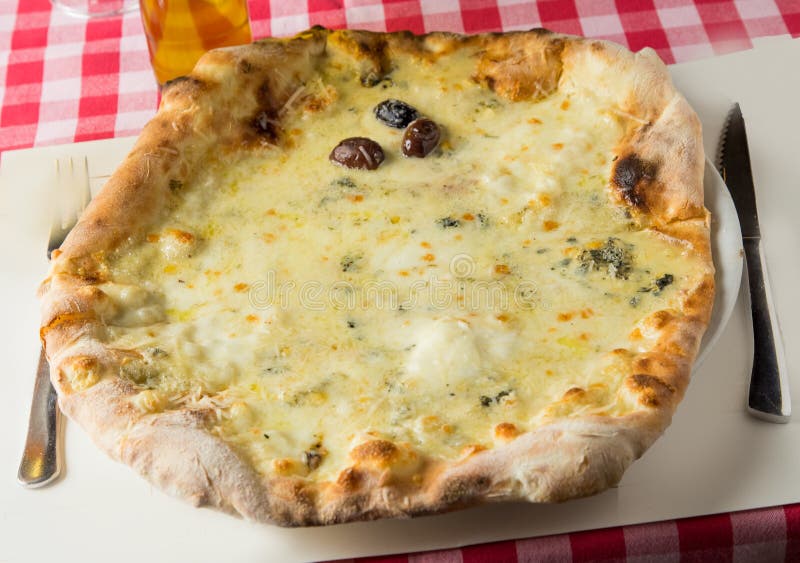 Pizza Margherita fotografía de archivo libre de regalías Pizza Margherita fotografía de archivo libre de regalías