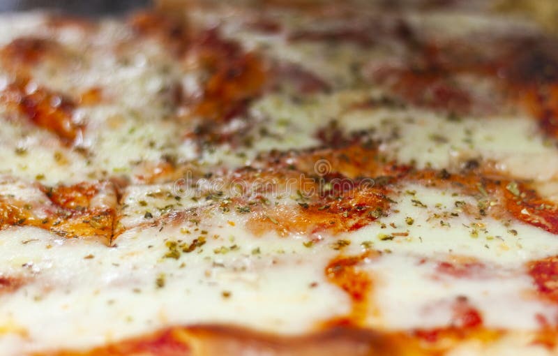 Pizza Margherita con i pomodori, mozzarella fior di latte, l'olio d'oliva fresco del basilico, del sale e del supplemento-vergine immagine stock libera da diritti Pizza Margherita con i pomodori, mozzarella fior di latte, l'olio d'oliva fresco del basilico, del sale e del supplemento-vergine immagine stock libera da diritti