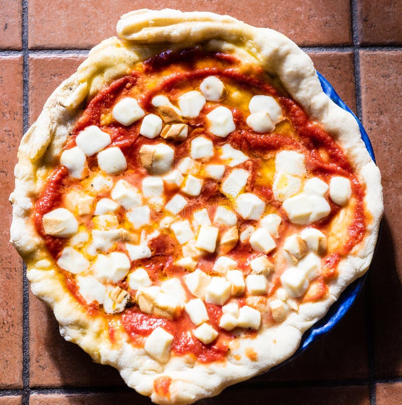 Pizza Margherita en Napoli imágenes de archivo libres de regalías Pizza Margherita en Napoli imágenes de archivo libres de regalías