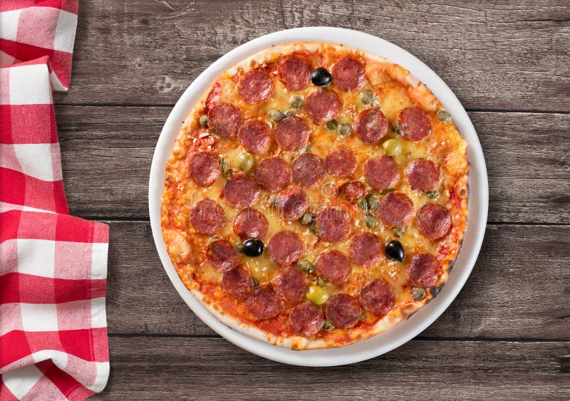 Pizza med bästa sikt för salami på trätabellen arkivbilder Pizza med bästa sikt för salami på trätabellen arkivbilder