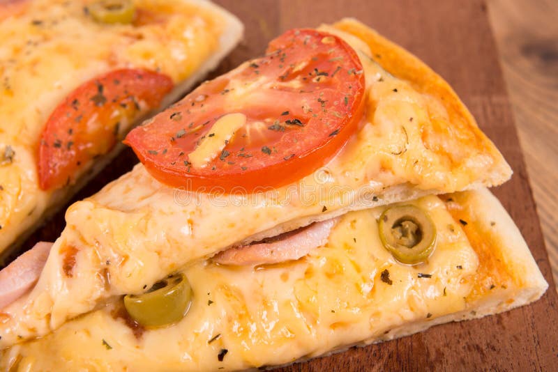 Pizza met ham en chesse royalty-vrije stock afbeelding Pizza met ham en chesse royalty-vrije stock afbeelding