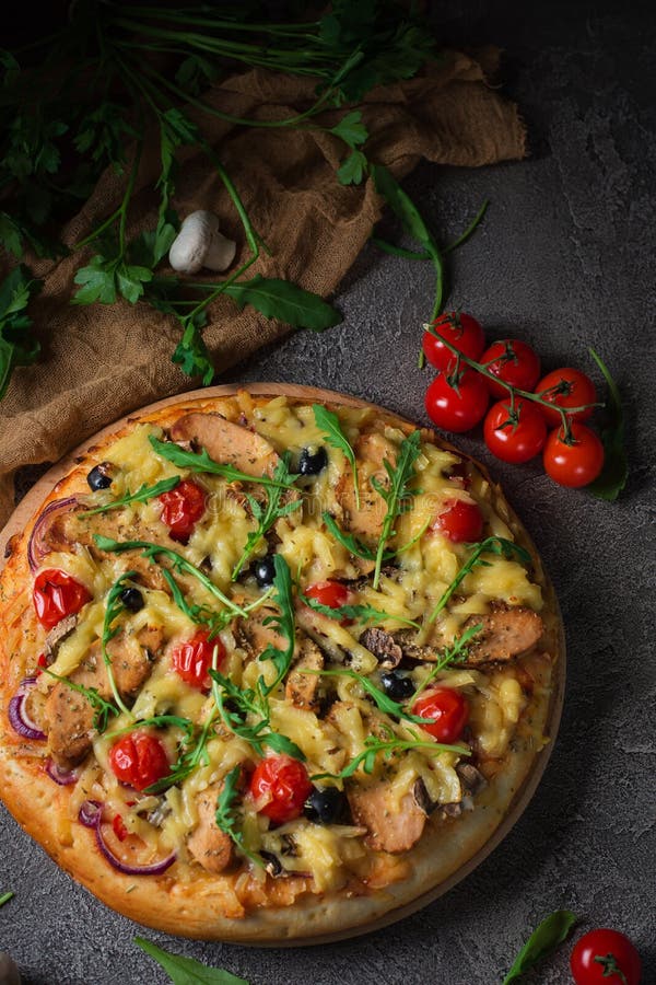 Pizza met kip, arugula, kaas en uien op houten rustieke lijst Hoogste mening royalty-vrije stock foto Pizza met kip, arugula, kaas en uien op houten rustieke lijst Hoogste mening royalty-vrije stock foto