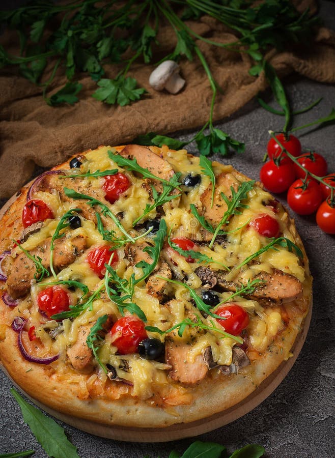 Pizza met kip, arugula, kaas en uien op houten rustieke lijst Hoogste mening stock afbeelding Pizza met kip, arugula, kaas en uien op houten rustieke lijst Hoogste mening stock afbeelding