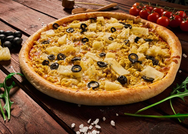 Pizza met kip en ananas op een houten lijst royalty-vrije stock afbeelding Pizza met kip en ananas op een houten lijst royalty-vrije stock afbeelding