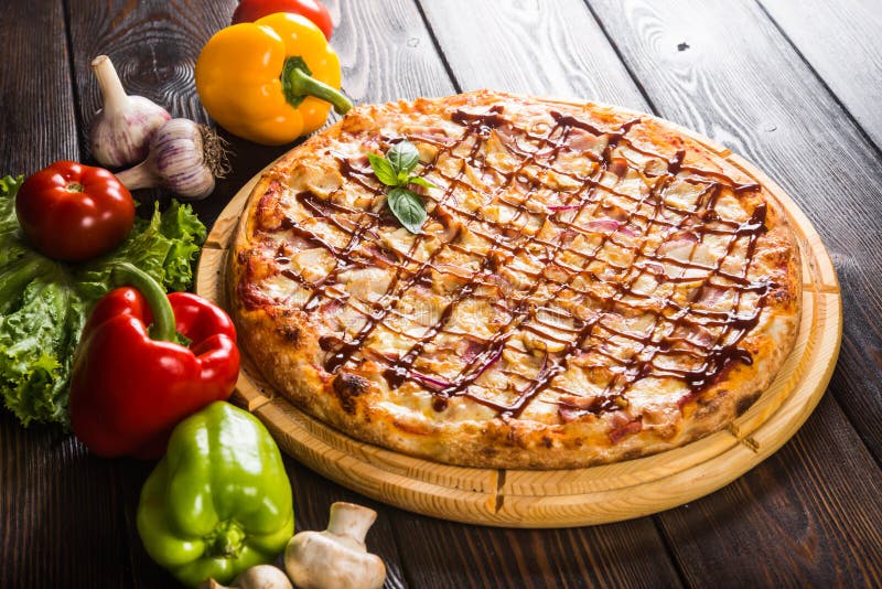 Pizza met ui, bacon en barbecuesaus royalty-vrije stock foto Pizza met ui, bacon en barbecuesaus royalty-vrije stock foto