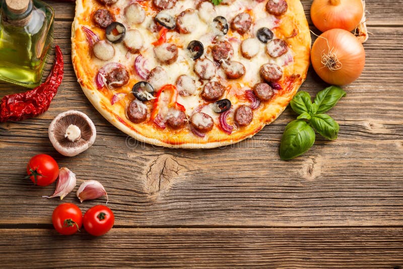 Pizza mit Bestandteilen lizenzfreies stockbild Pizza mit Bestandteilen lizenzfreies stockbild