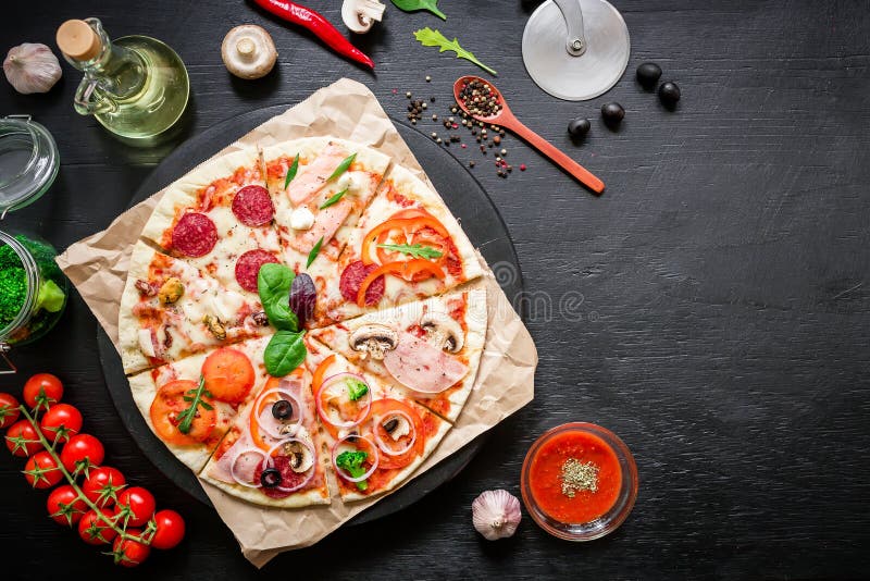 Pizza mit Bestandteilen, Gewürzen, Öl und Gemüse auf dunkler Tabelle Flache Lage, Draufsicht stockfotos Pizza mit Bestandteilen, Gewürzen, Öl und Gemüse auf dunkler Tabelle Flache Lage, Draufsicht stockfotos