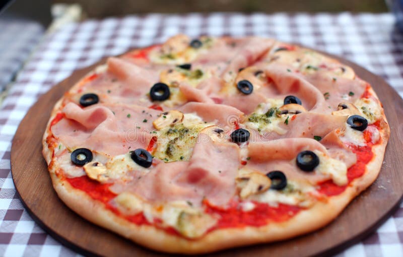 Pizza Mit Frischem Schinken, Mozzarella Und Schwarzen Oliven Stockbild ...