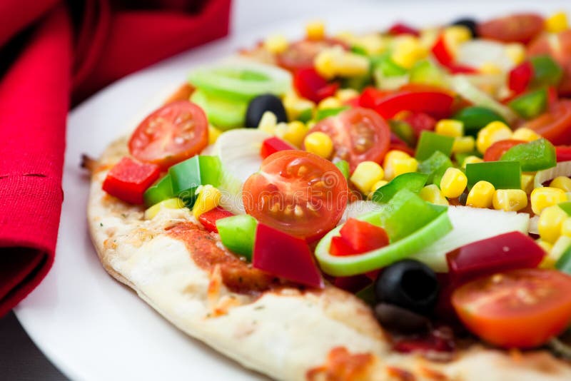 Pizza mit Gemüse stockbild. Bild von italienisch, abendessen - 12357403