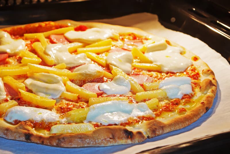Pizza Mit Mozzarella Und Pommes-Frites Stockbild - Bild von gebacken ...