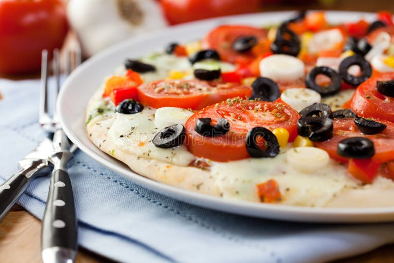 Pizza Mit Mozzarella Und Tomaten Stockfoto - Bild von gebacken ...
