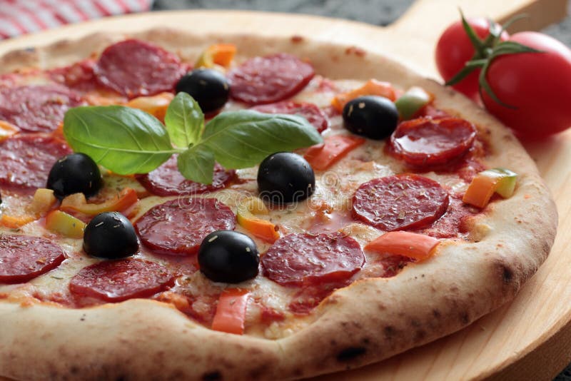Pizza Mit Salami Und Peperoni Stockfoto - Bild von gänseblümchen ...
