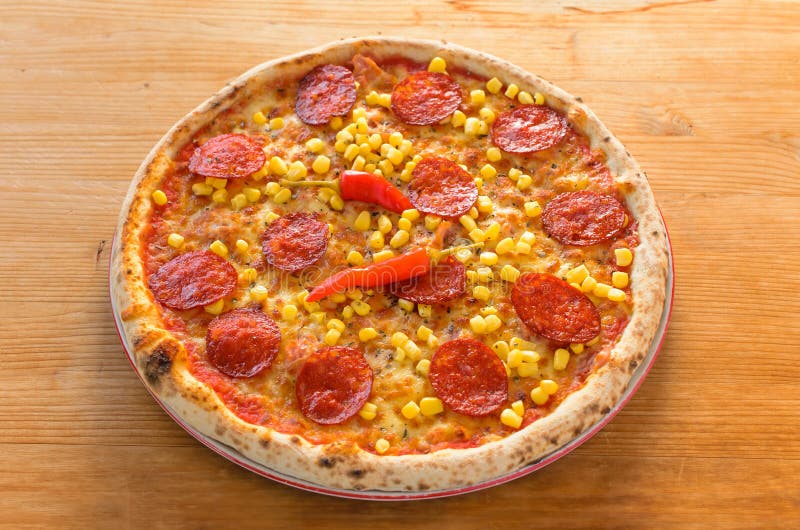 Pizza Mit Salami, Pepperonis Und Mais Stockfoto Bild von würzig