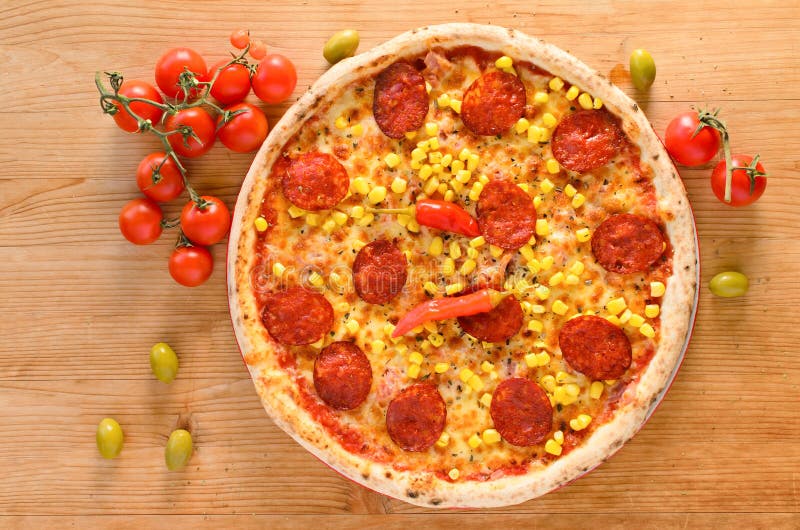 Pizza Mit Salami, Pepperonis Und Mais Stockfoto Bild von würzig
