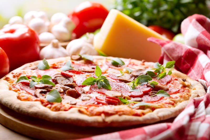 Pizza Mit Salami, Schinken Und Gemüse Stockbild - Bild von gebacken ...