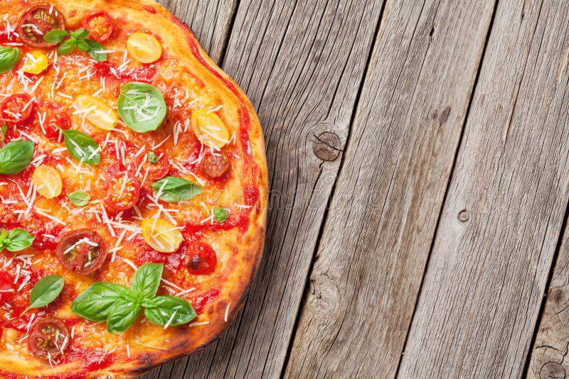 Pizza Mit Tomaten, Mozzarella Und Basilikum Stockbild - Bild von ...