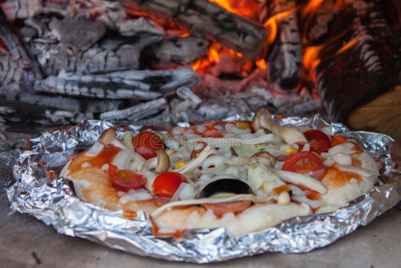 Pizza original fresca foto de stock royalty free Pizza original fresca foto de stock royalty free